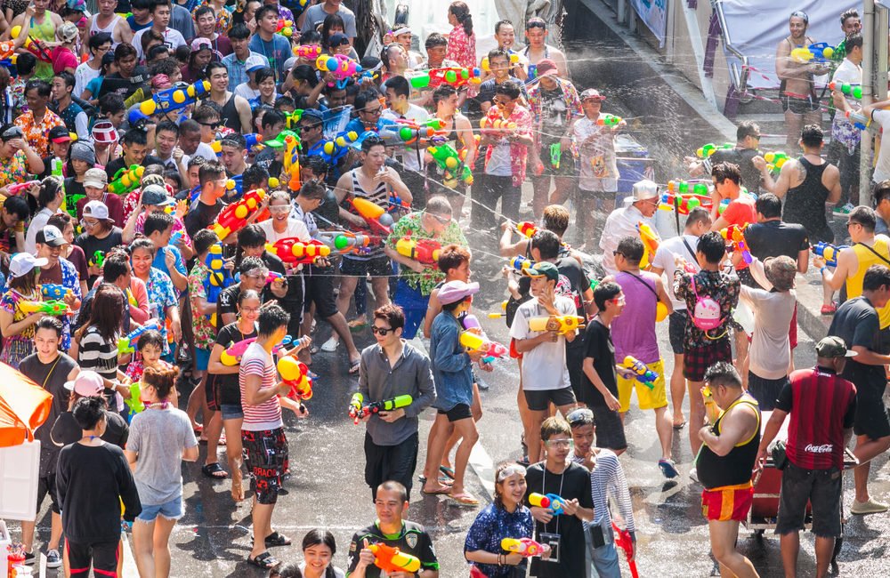 송크란 축제를 함께 즐깁시다!  가장 인기있는 물축제의 기회를 놓치지 마세요!
